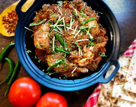  Peshawari Karahi: Ein köstliches Gericht mit zartem Fleisch und intensiv gewürzten Soßen!