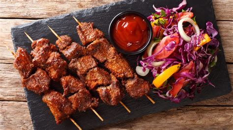  Suya: Ein würzig-rauchiges Streetfood-Abenteuer aus Port Harcourt!