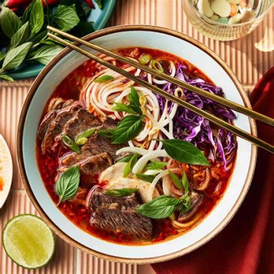  Bún Bò Huế: Ein feuriges Feuerwerk an Aromen und Texturen auf einem Teller!